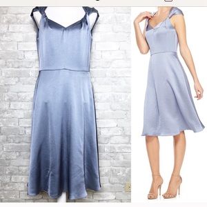 GAL MEETS GLAM🆕Marion Twist V-Neck Satin Dress 10